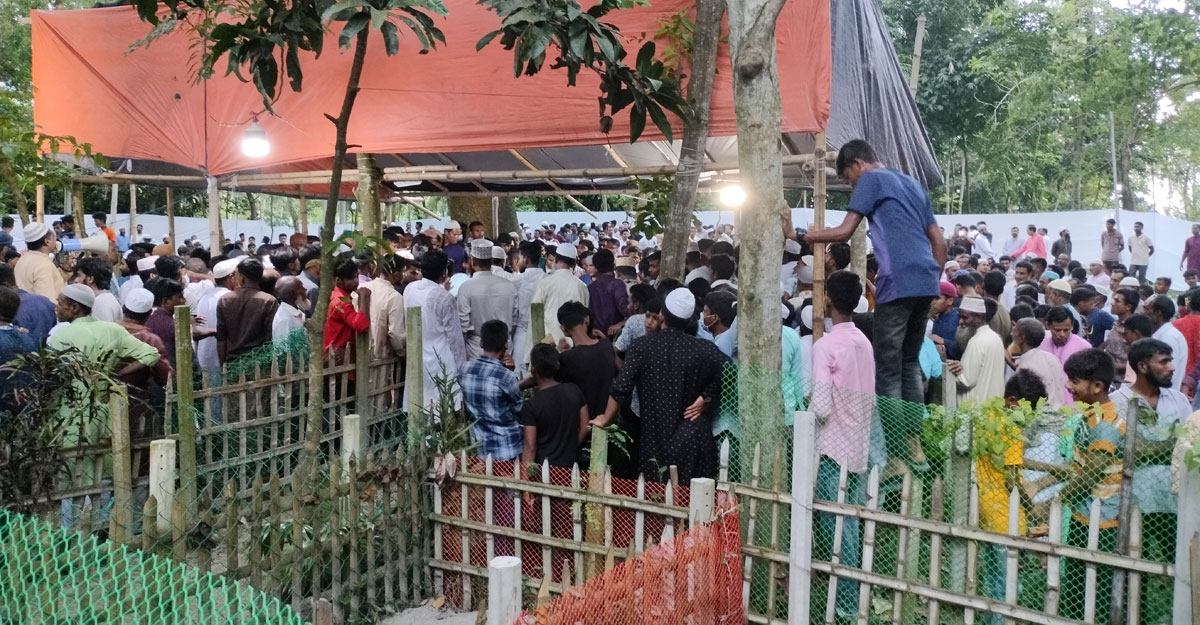 মা-বাবা ও ছেলের পাশে চিরনিদ্রায় শায়িত ফজলে রাব্বী মিয়া
